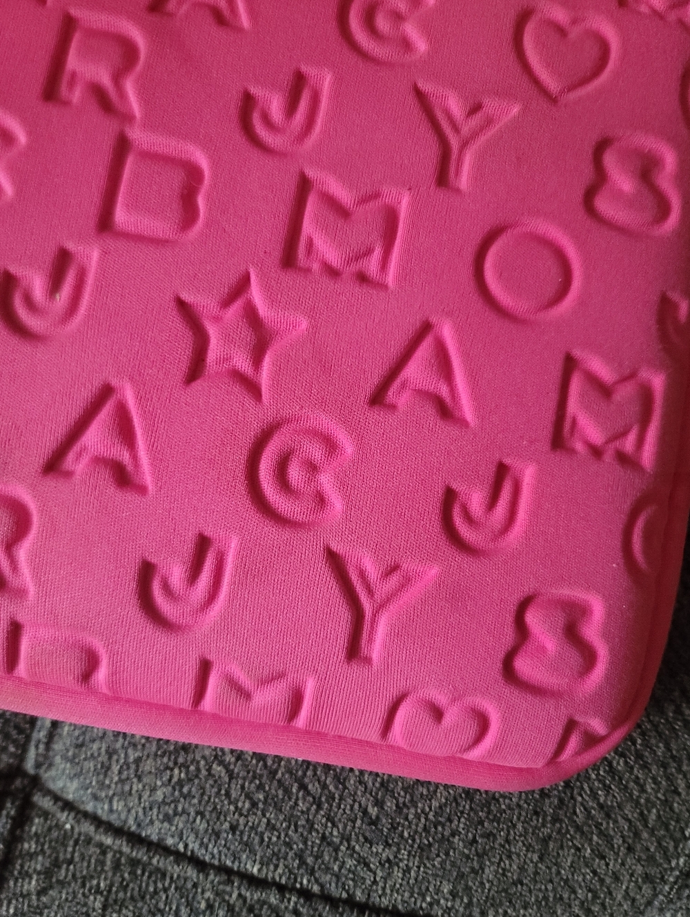 Marc Jacobs Dreamy Logo Knockout Pink Padded Laptop / Tablet Sleeve Case - Picture 9 of 13